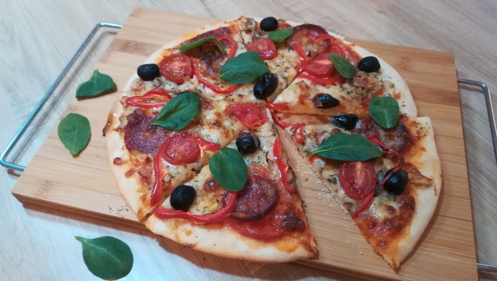 Pizza de casă cu salami / Aluat de pizza